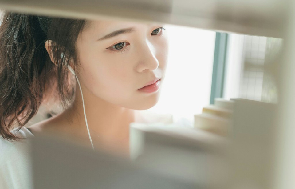 毕竟相比起来，虽然打下中原，会同时跟江东、荆州接壤，两面乃至三面受敌，但如果吕布先取荆州的话，便要随时面临被曹操切断后路的危险，至于蜀中，虽然对于刘璋曹操不怎么看得上眼，不过蜀中的地势太好了，粮道艰难，注定吕布无法投入大兵力去征讨，而且沿途上还有重重关隘。